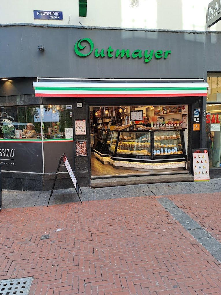 Croissanterie Outmayer Nieuwendijk storefront in Amsterdam